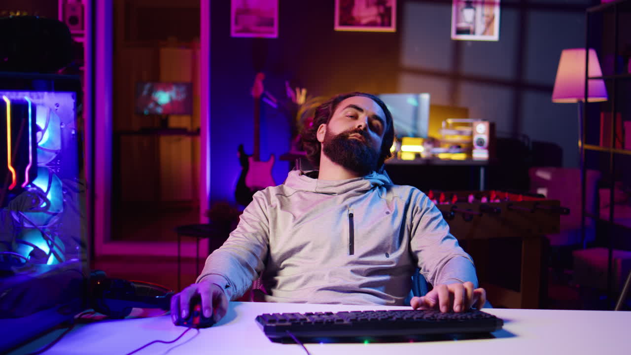 Uomo concentrato che gioca ai videogiochi a casa, premendo i tasti della tastiera per sconfiggere i nemici.