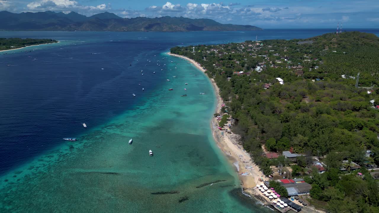 인도네시아 바다에 있는 세 개의 섬들로 구성된 지리 트라완간 (gili trawanggan) 이라고 불리는 파라다이스의 해변의 공중 풍경