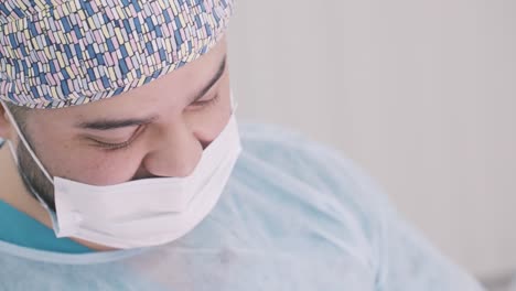 수술 의복 을 입은 의사