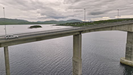 Finnsnes-Norwegen-Gegen-Dramatische-Drohnenfliege-Auf-Niedrigem-Niveau