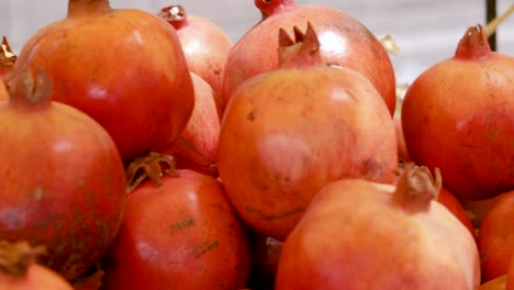 Frischer-Bio-Granatapfel-Hautnah-Vom-Bauernhof-Hautnah-Aus-Verschiedenen-Blickwinkeln