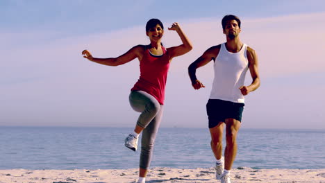 gente corriendo a la cámara en la playa