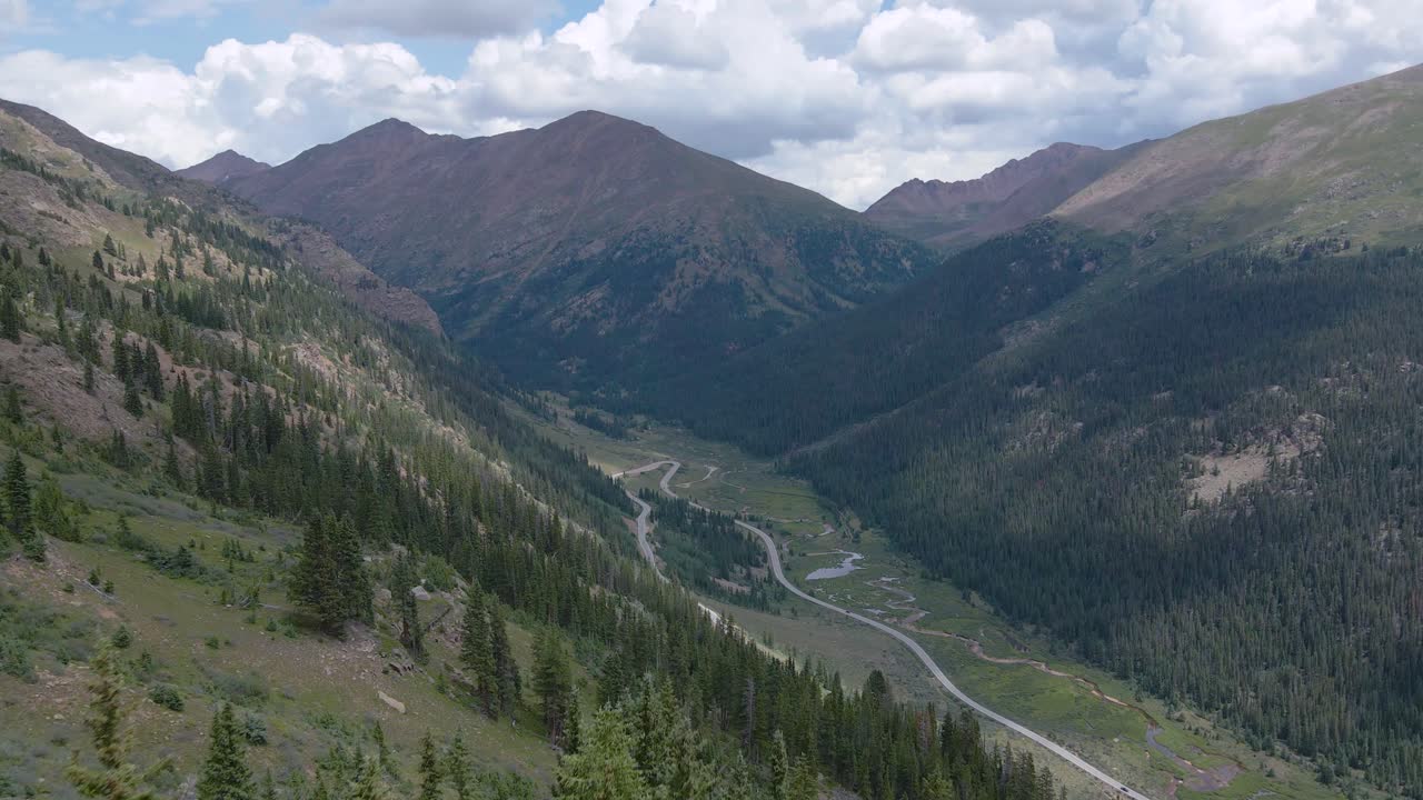 majestad de la montaña de colorado: vistas aéreas a la luz del día
