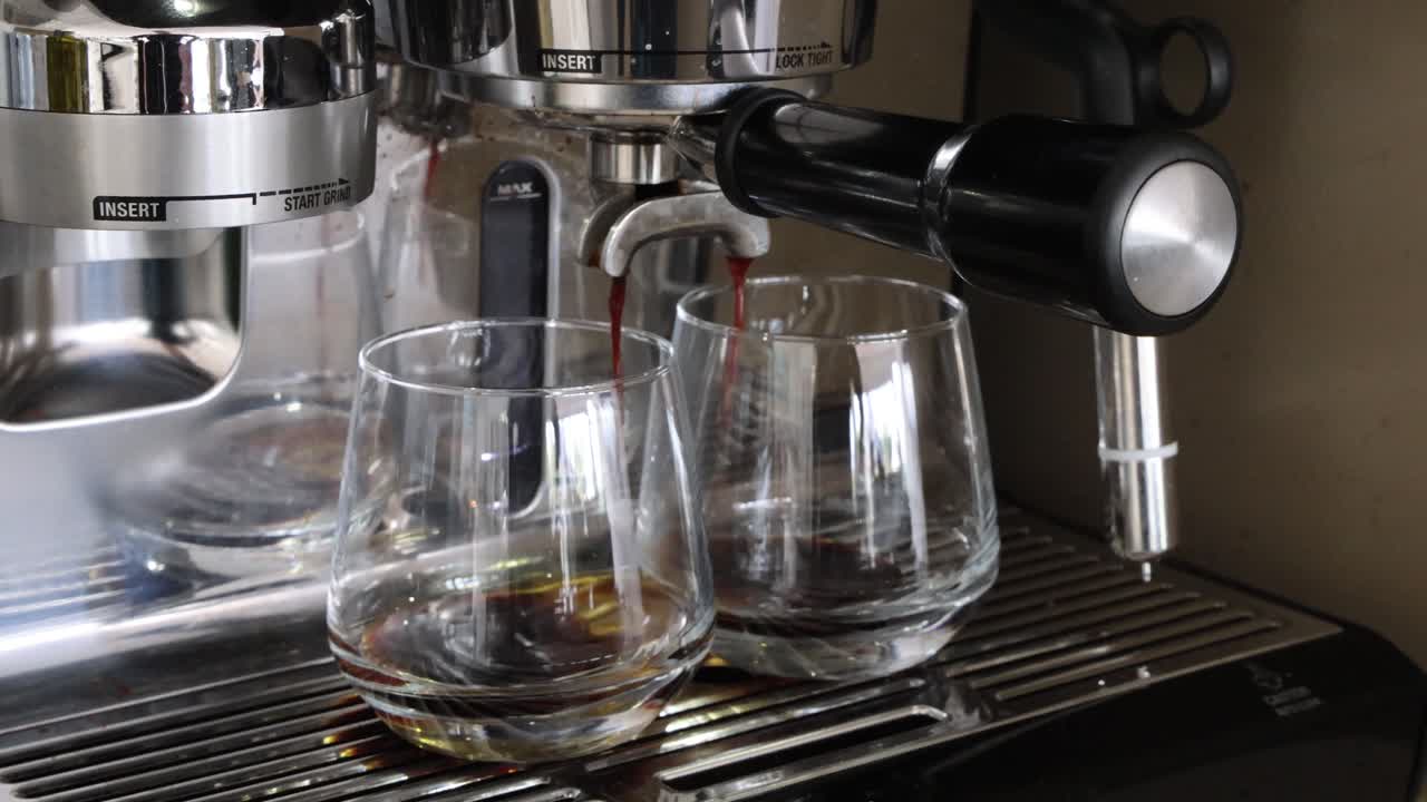 vertido secuencial de espresso en dos vasos