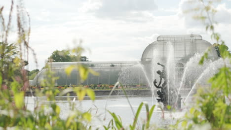 Toma-Deslizante-Del-Invernadero-Y-La-Fuente-De-La-Casa-De-Palmeras-De-Kew