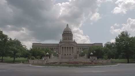 Timelapse-Del-Capitolio-Del-Estado-De-Kentucky-En-Frankfort