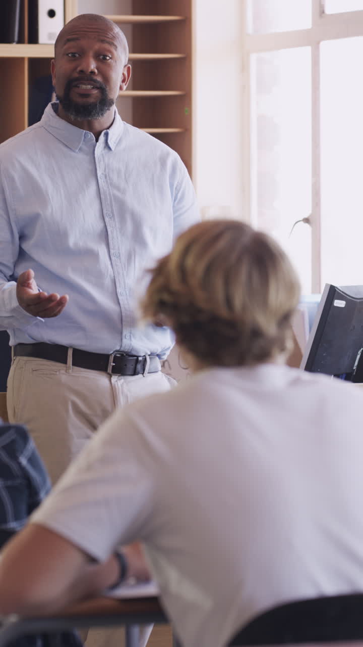 Insegnante uomo con studenti che alzano la mano in aula