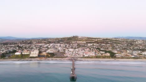 vista aérea del muelle del sur de california con una hermosa puesta de sol naranja