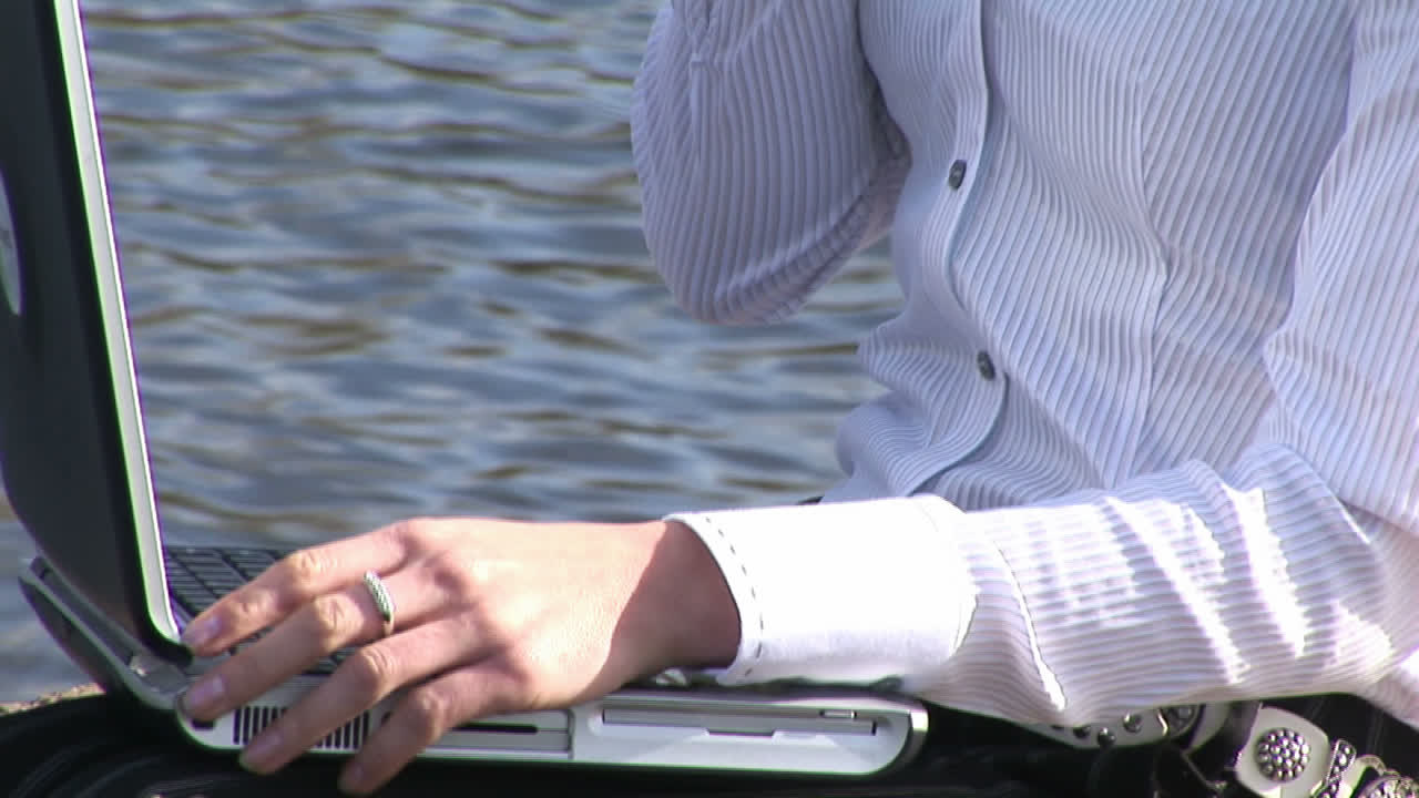 드폰으로 얘기하는 젊은 여성