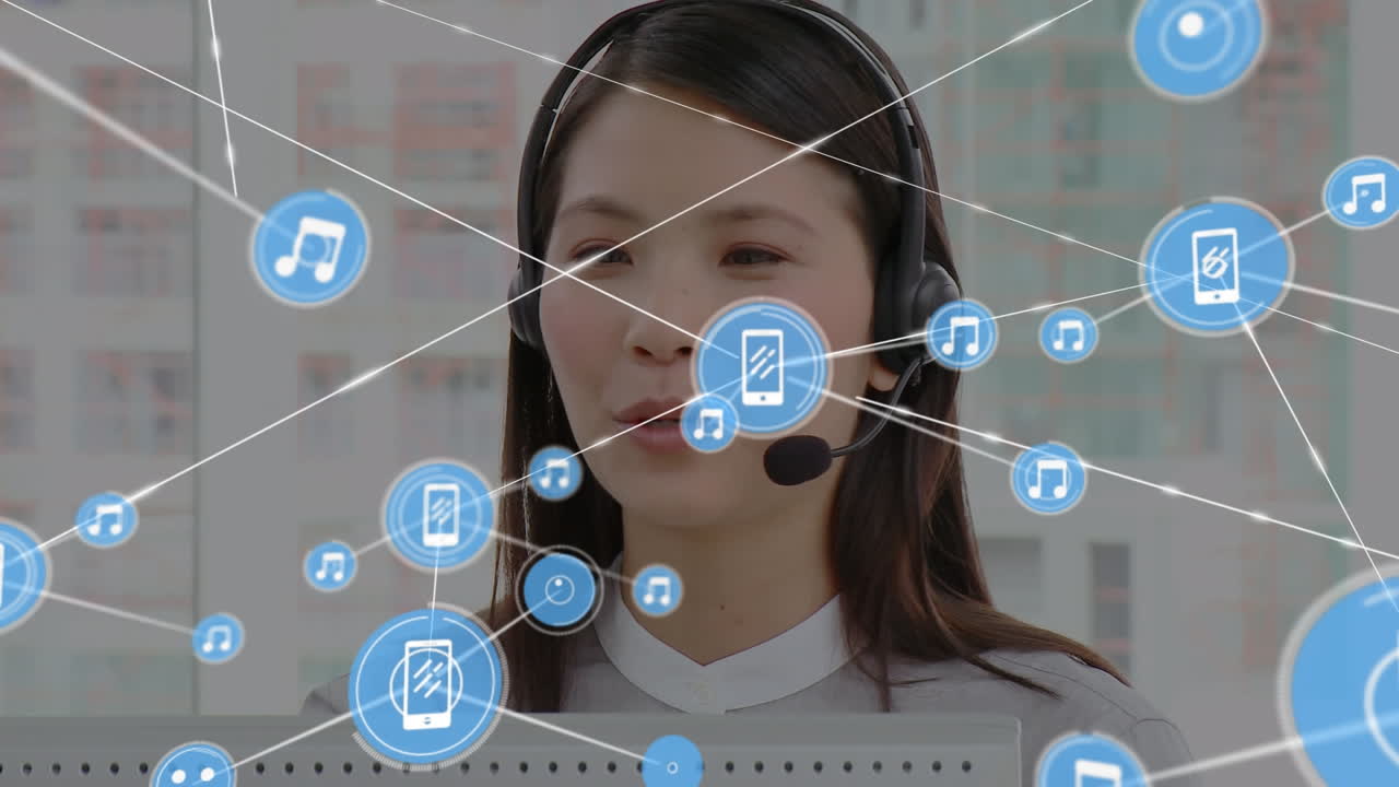animación de una red de conexiones e iconos sobre una mujer de negocios con auriculares