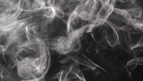 el tiempo retrocede mientras el humo se curva hacia atrás contra un fondo negro