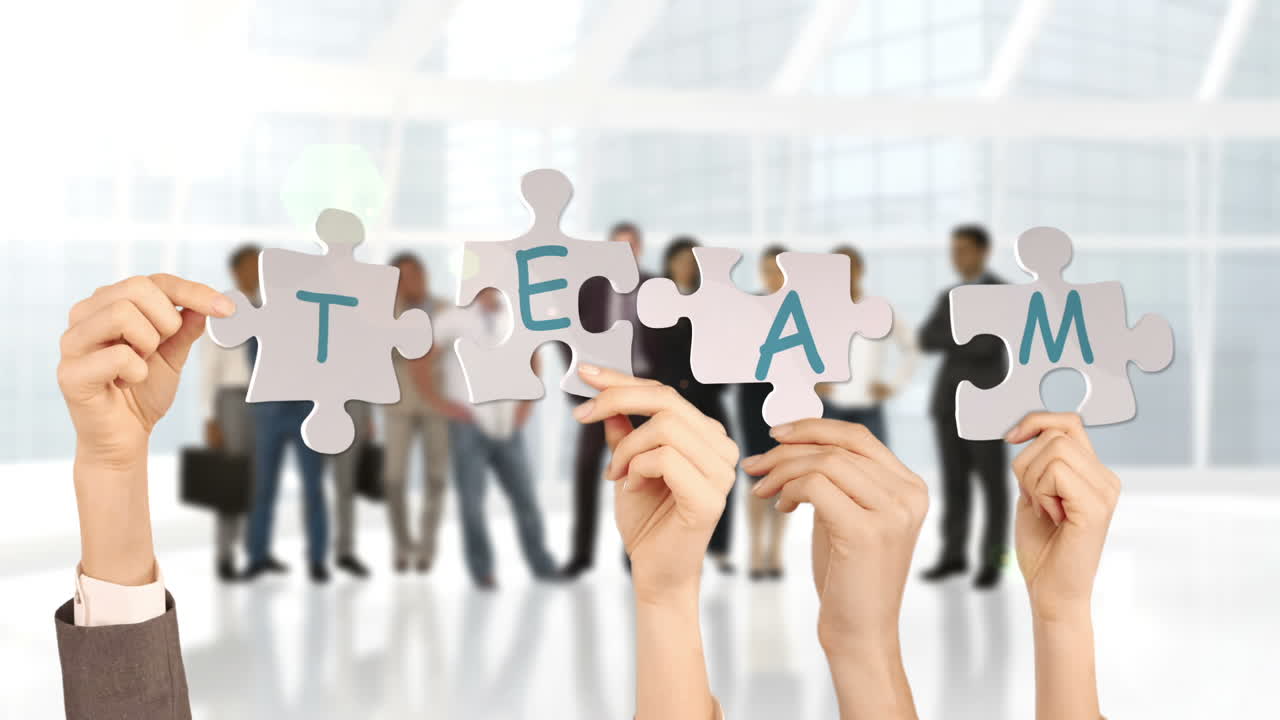 握着拼图碎片的手