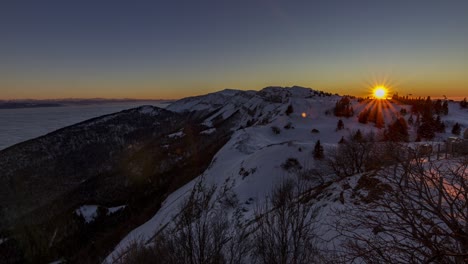 hermoso lapso de tiempo de puesta de sol de hora dorada en invierno con montañas nevadas