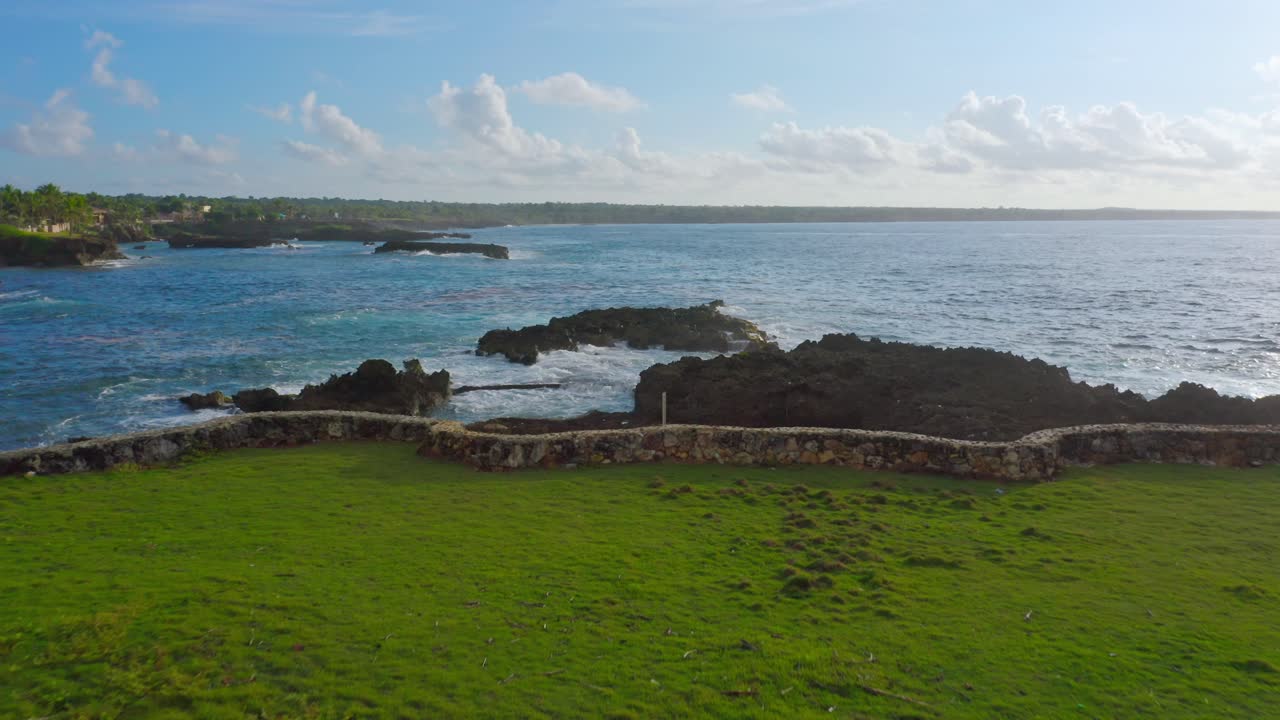 Costa rocciosa caraibica a Boca de Yuma, Repubblica Dominicana