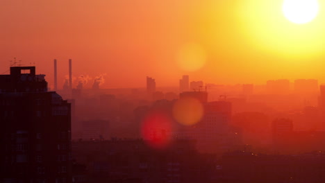 Sonnenaufgang-über-Der-Stadt-Im-Zeitraffer-Mit-Schwenk