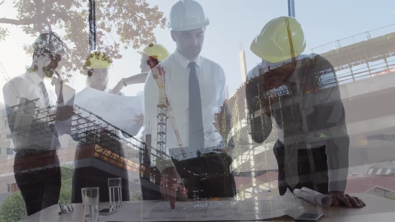 compañeros de trabajo interactuando con un sitio de construcción en el fondo