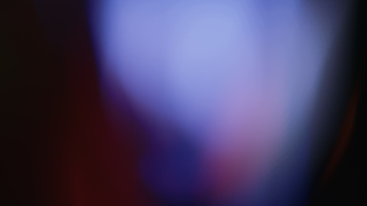 la luz multicolor filtra imágenes de 4k sobre fondo negro, superposiciones de ráfagas de fugas de destellos de estudio de lentes