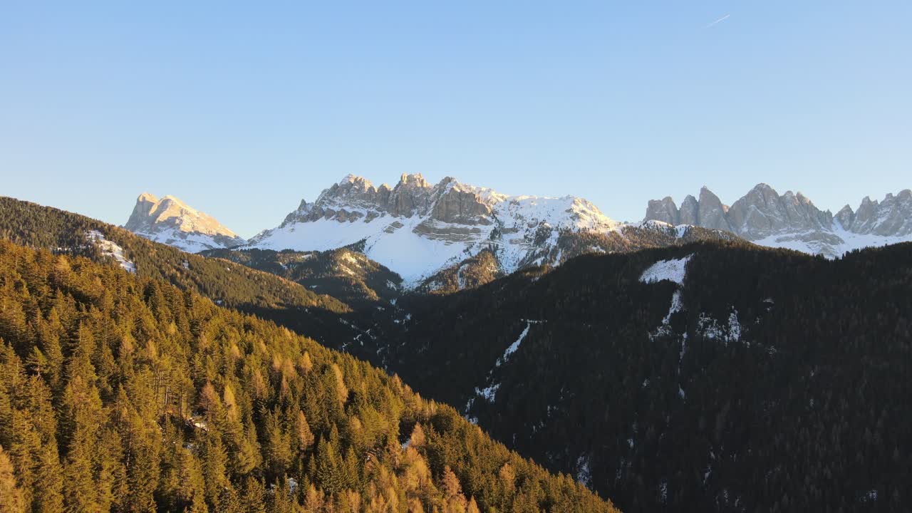 hermoso video aéreo de drones de las enormes montañas dolomitas en los alpes italianos filmado en 4k en invierno - otoño