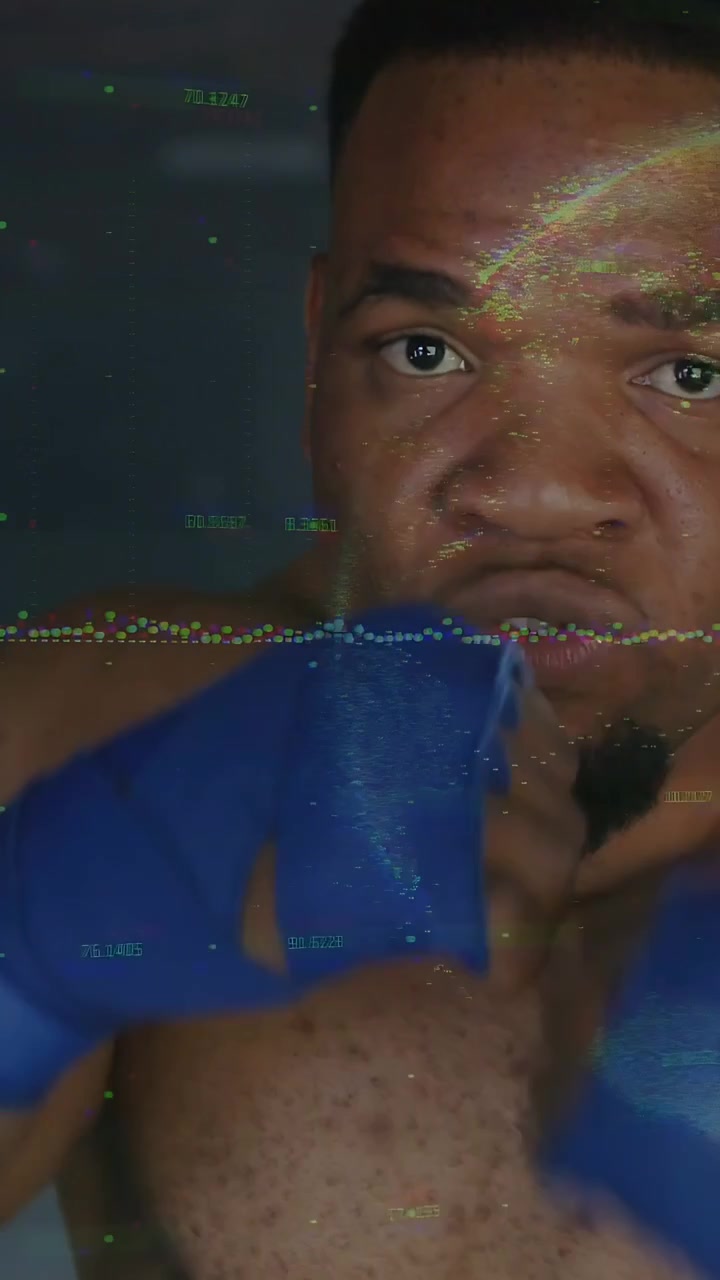 Vertikal video: Bokser, der trækker vejret og slår slag i et fitnesscenter, med overlejrede bølgeformer og numeriske data.