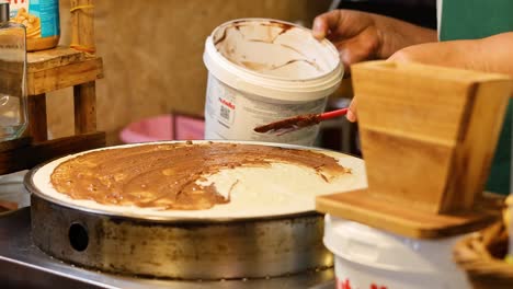 haciendo crepes de chocolate