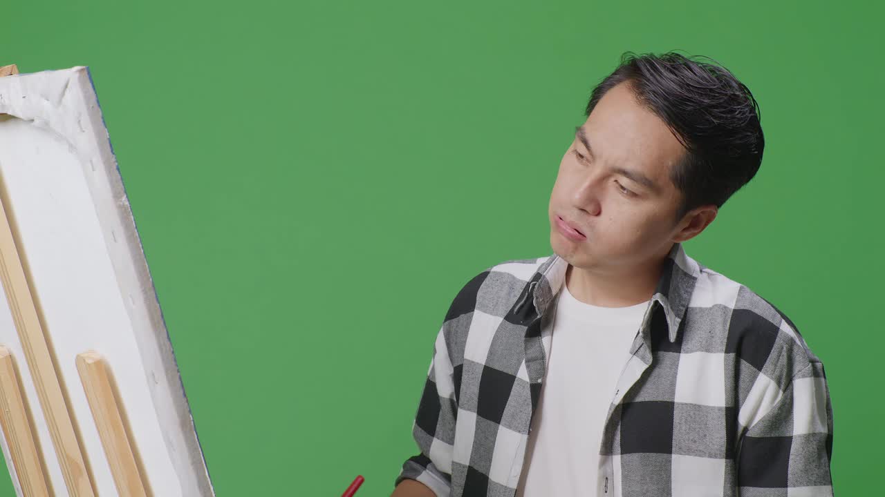 예술가 가 에스텔 에 그림 을 그리는 것 을 보고 있다