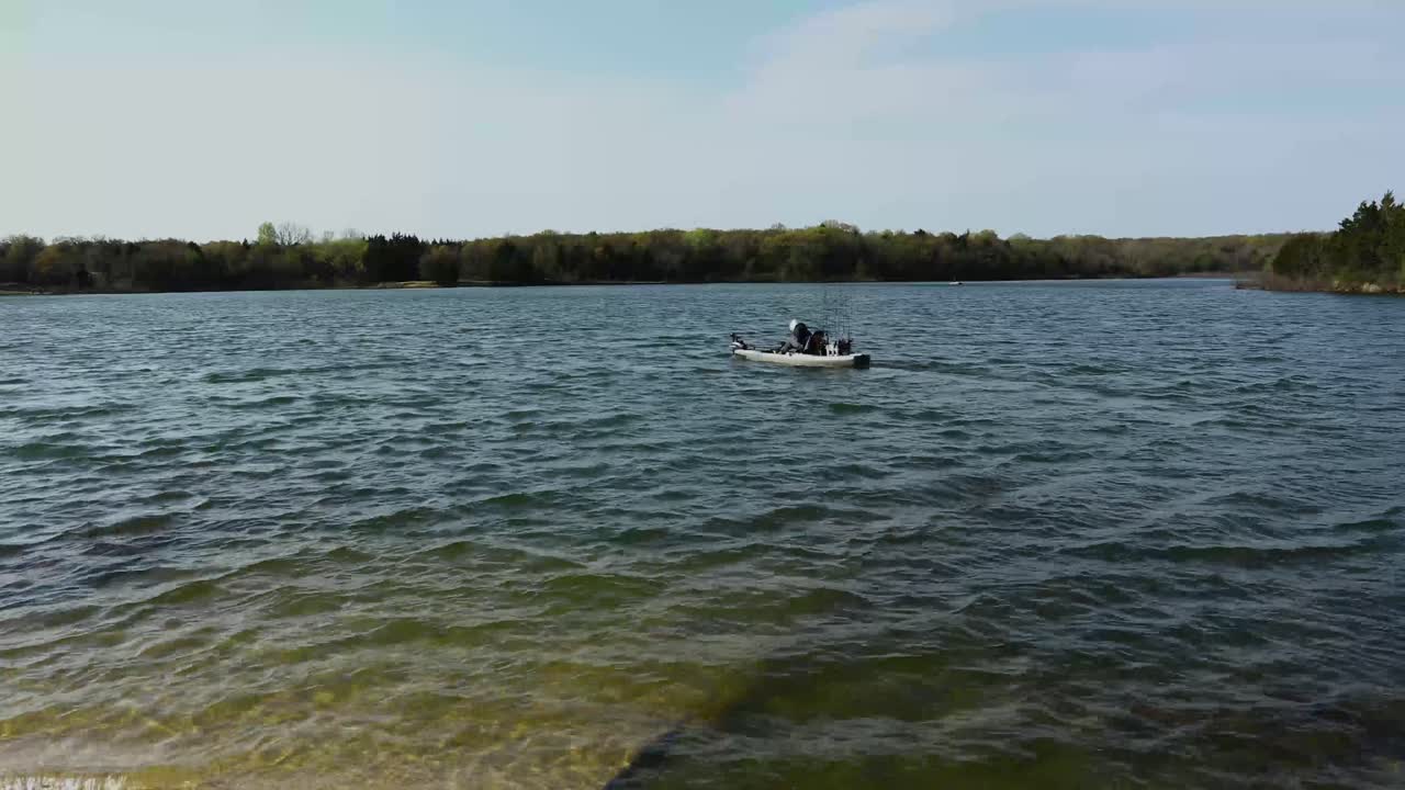Uomo in kayak sul lago Cottonwood in Texas