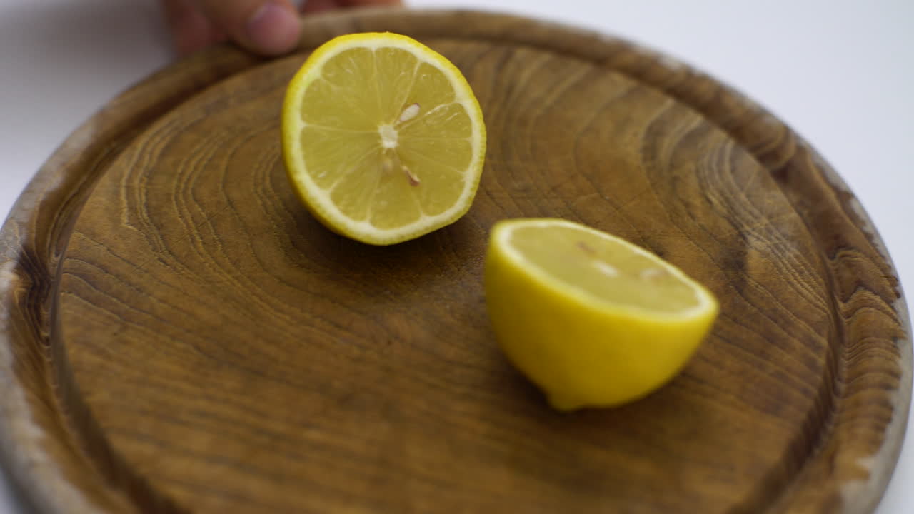 primer plano de limones que se sirven en un plato de madera