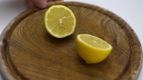 Primer-Plano-De-Limones-Que-Se-Sirven-En-Un-Plato-De-Madera