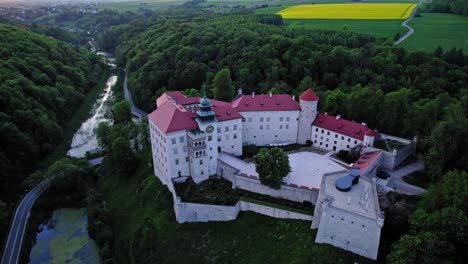 Castillo-De-Pieskowa-Skala-En-Polonia