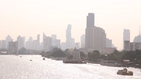 Vista-Brumosa-Del-Horizonte-De-Bangkok-Sobre-El-Río-En-El-Casco-Antiguo-De-Rattanakosin-De-Bangkok,-Tailandia