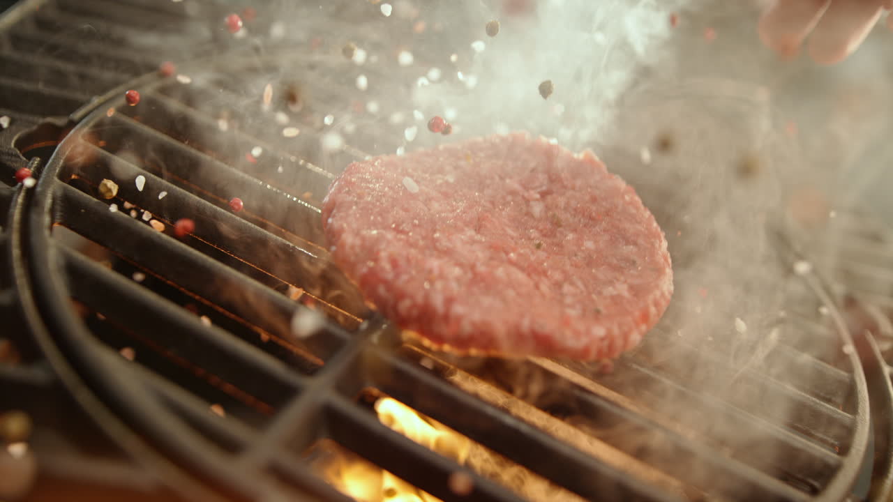 그릴 에 생 햄버거 패티 를 조리 하는 것