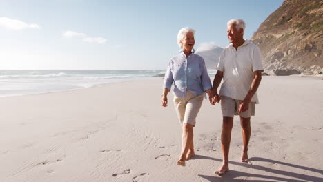 Romántica-Pareja-De-Ancianos-En-Vacaciones-De-Verano-Caminando-Por-La-Playa