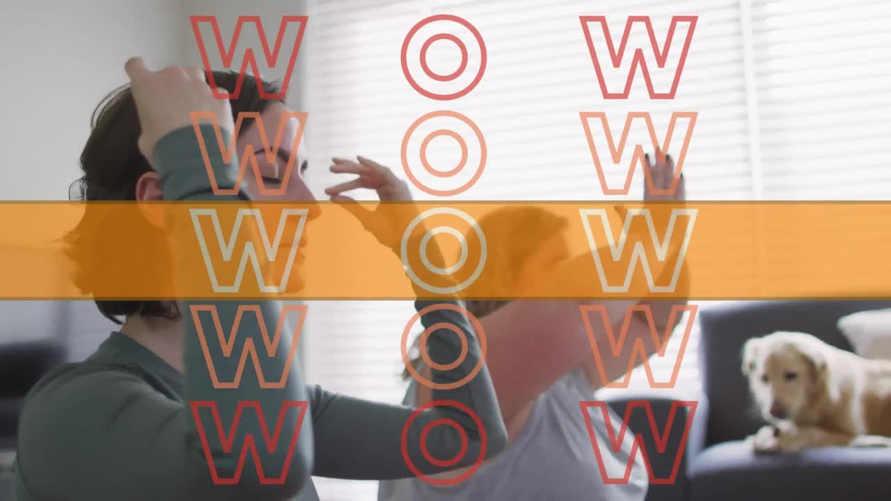 animación de wow texto naranja sobre dos mujeres caucásicas haciendo yoga en casa