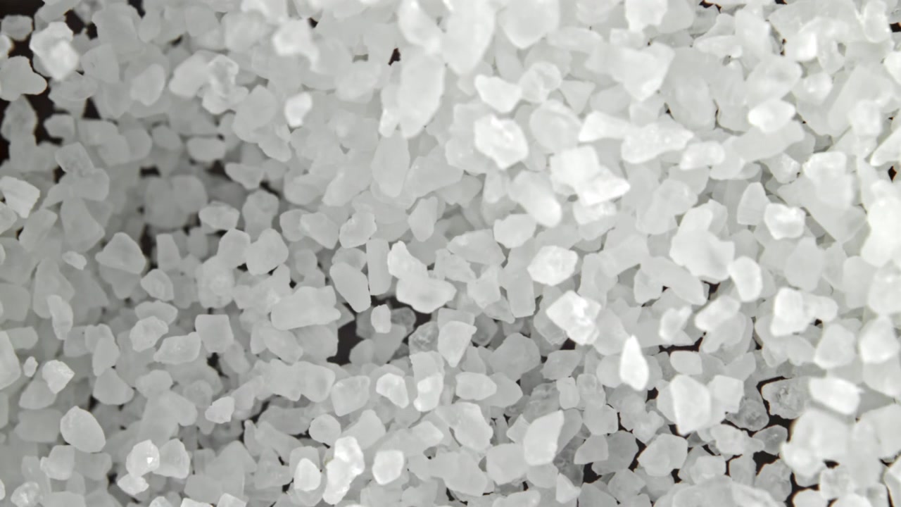 Cristalli di sale bianco che vanno a fuoco