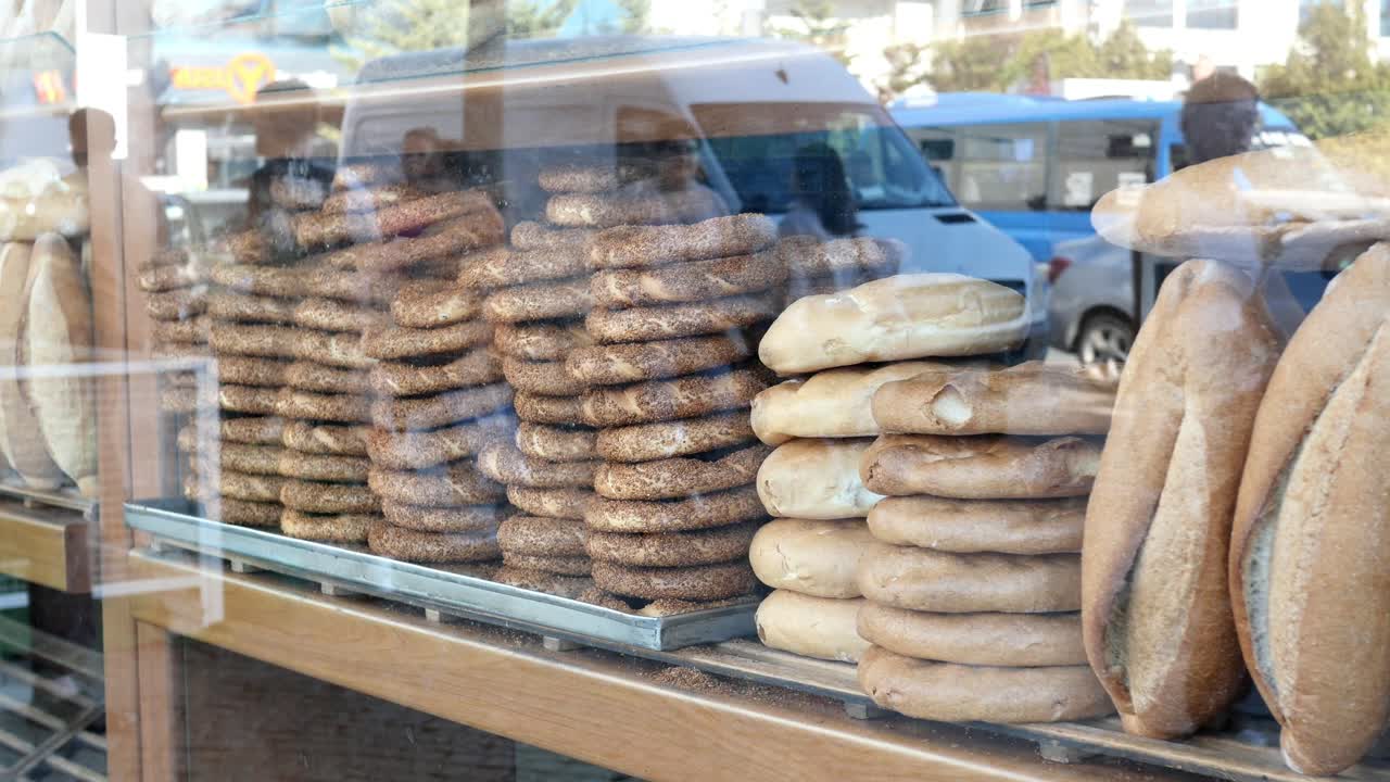 exhibición de panadería con simit y pan