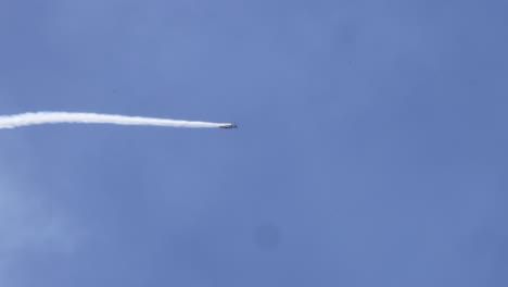 avión de acrobacias ejecuta maniobras en un cielo azul claro