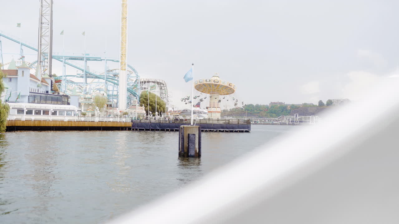 원거리 tivoli 놀이공원 회전목마 회전목마 회전하는 아이들 재미 자라는 어린 시절의 추억 신나는 게임 즐거움 즐거운 어릿광대 롤러코스터 휴일 해외 휴가 웃음 파리 바퀴