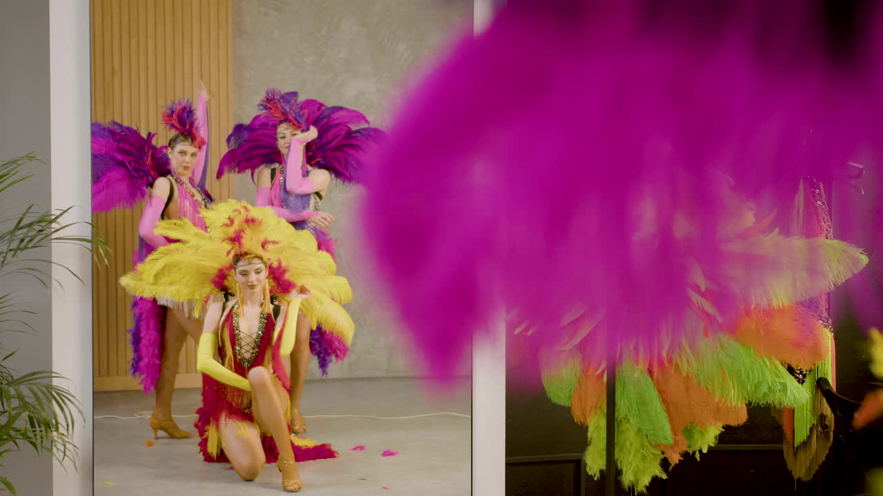 coristas bailando y posando en el backstage