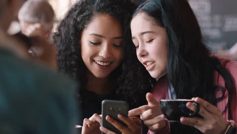 Fröhliche-Teenager-Freundinnen,-Die-Smartphones-Benutzen-Und-Im-Café-Kaffee-Trinken,-SMS-Schreiben,-Rumhängen,-Klatsch-Austauschen-Und-Sich-Beim-Gemeinsamen-Chatten-Erfreuen