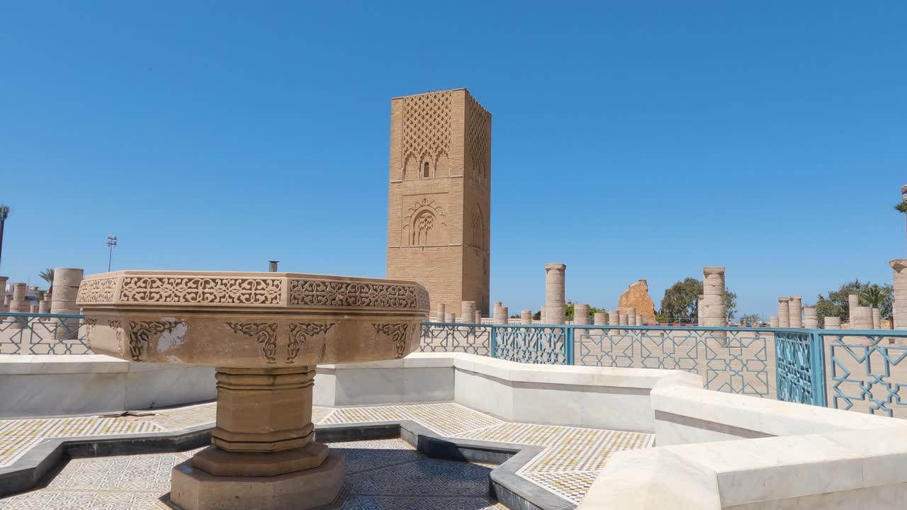 torre hassan, rabat, marruecos con intrincadas obras de piedra y columnas circundantes