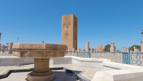 Hassan-Turm,-Rabat,-Marokko-Mit-Aufwendigem-Mauerwerk-Und-Umliegenden-Säulen