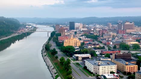 aerial charleston west virginia e il fiume kanawha spingono in