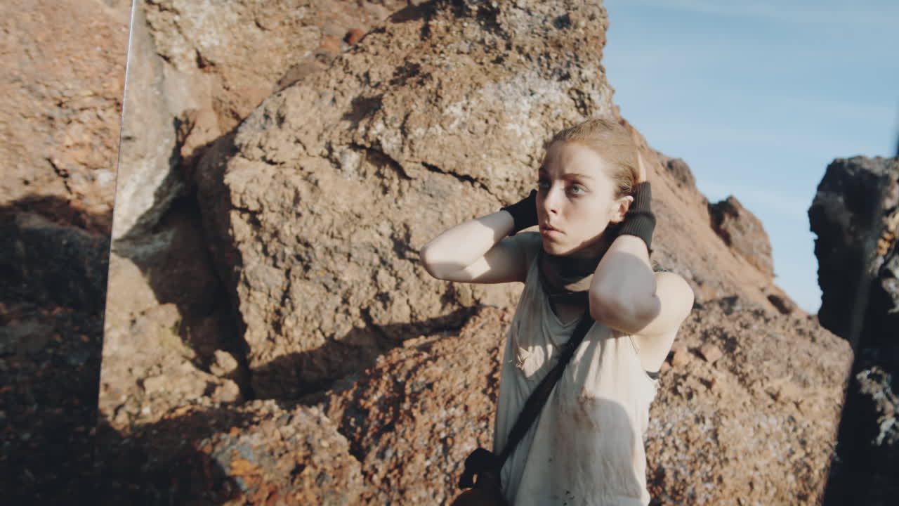 디스토피아적인 세계에서 거울을 보는 여성