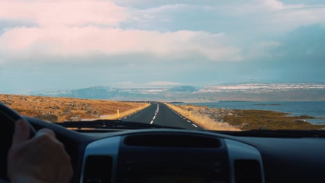 在冰島的湖邊開車, 遠處有冰山 - - 慢速