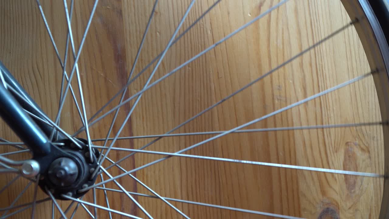 rueda de bicicleta con rayos que se mueven girando