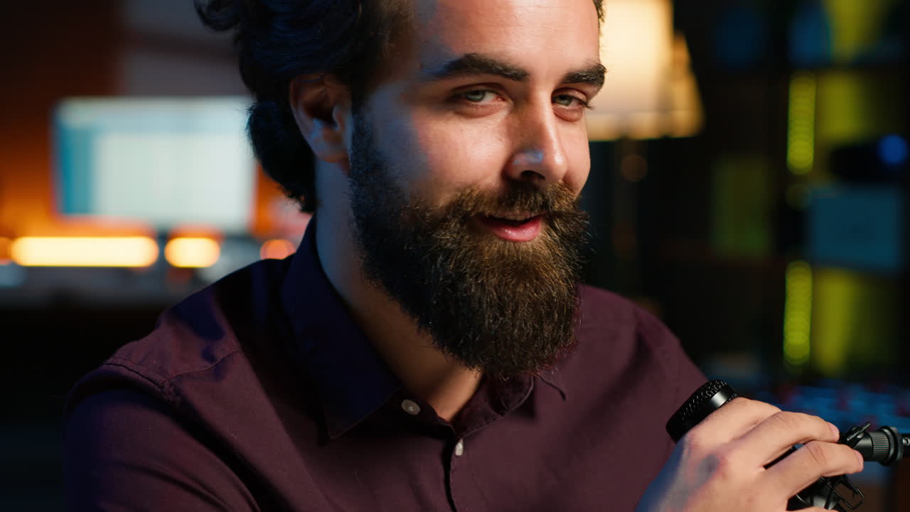 retrato de una alegre estrella de los medios de comunicación contando a los espectadores hechos sobre sí mismo, de cerca