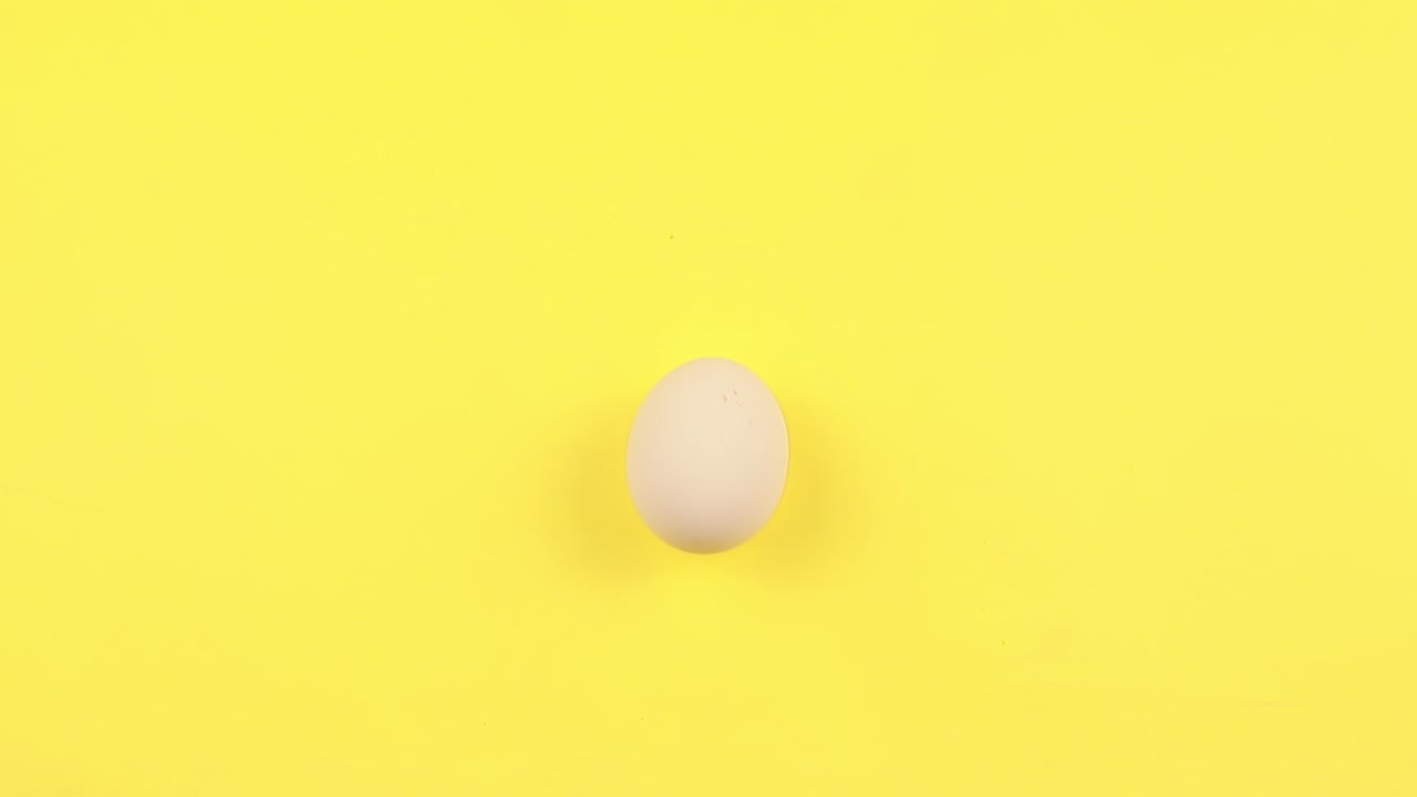 노란색 배경에 네 개의  달