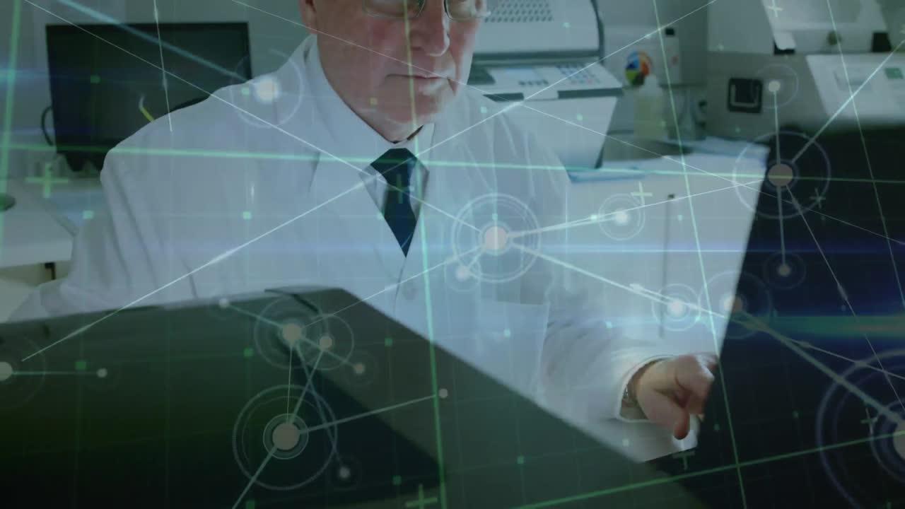 연결 네트워크 및 데이터 처리에 대한 애니메이션 백인 남성 과학자