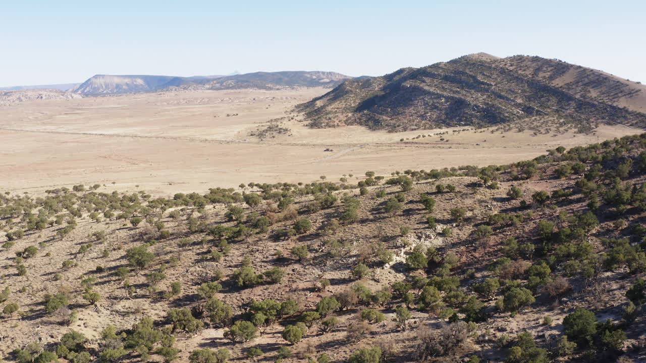 산속의 여름 풍경, 공중 산의 전망, 언덕 위를 날고 가파른 바위 산을 향해 초원
