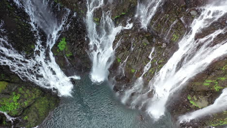 Grand-Galet-Cae-En-La-Cascada-Langevin-En-La-Isla-De-Réunion